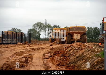 Great Missenden, Großbritannien. November 2021. Die HS2-Bauarbeiten an der High Speed Rail in Great Missenden an der Leather Lane werden fortgesetzt. Für die HS2 Leather Lane Overbridge wird eine Haul Road gebaut. Nach der Lobbyarbeit der Einheimischen von der „Save the Leather Lane Tree“-Kampagne haben die HS2-Vertragspartner EKFB ihre Pläne für „Leather Lane“ geändert, was bedeutet, dass etwa 50 % weniger Bäume von HS2 gefällt werden, aber die Abwertung der lokalen Landschaft durch HS2 ist immens. Quelle: Maureen McLean/Alamy Live News Stockfoto