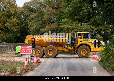 Great Missenden, Großbritannien. November 2021. Ein 40-Tonnen-Sattelkipper, der die Leather Lane an einem neu errichteten Kreuzungspunkt überquert. Die HS2-Bauarbeiten an der High Speed Rail in Great Missenden an der Leather Lane werden fortgesetzt. Für die HS2 Leather Lane Overbridge wird eine Haul Road gebaut. Nach der Lobbyarbeit der Einheimischen von der „Save the Leather Lane Tree“-Kampagne haben die HS2-Vertragspartner EKFB ihre Pläne für „Leather Lane“ geändert, was bedeutet, dass etwa 50 % weniger Bäume von HS2 gefällt werden, aber die Abwertung der lokalen Landschaft durch HS2 ist immens. Kredit: Maureen McLean/Alamy Liv Stockfoto