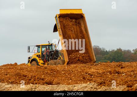 Great Missenden, Großbritannien. November 2021. 40-Tonnen-Knickkipper, die Boden auf von HS2 beschlagnahmten Ackerflächen abladen. Die HS2-Bauarbeiten an der High Speed Rail in Great Missenden an der Leather Lane werden fortgesetzt. Für die HS2 Leather Lane Overbridge wird eine Haul Road gebaut. Nach der Lobbyarbeit der Einheimischen von der „Save the Leather Lane Tree“-Kampagne haben die HS2-Vertragspartner EKFB ihre Pläne für „Leather Lane“ geändert, was bedeutet, dass etwa 50 % weniger Bäume von HS2 gefällt werden, aber die Abwertung der lokalen Landschaft durch HS2 ist immens. Quelle: Maureen McLean/Alamy Live News Stockfoto