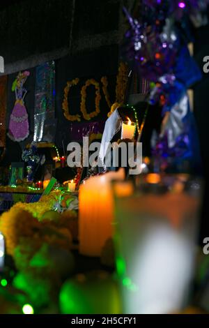 Foto eines Altars am Tag der Toten, aufgenommen in der Nacht. Stockfoto