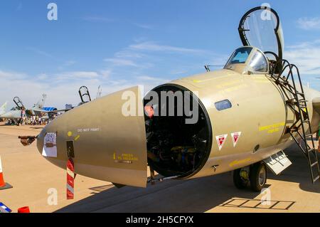 RAF Short Canberra PR9 XH135 Vintage Classic Jet-Flugzeug auf der RIAT Airshow, Fairford, kurz vor der Pensionierung. Navigator-Nasenzugang offen Stockfoto