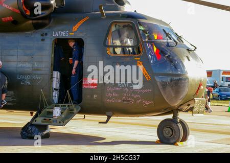 Sikorsky CH-53G Hubschrauber der deutschen Luftwaffe 84+36 auf der RIAT, RAF Fairford, mit kreisenden Nachrichten und Graffiti von Gastmannschaften Stockfoto