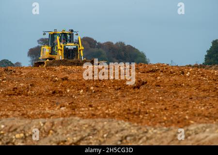 Great Missenden, Großbritannien. November 2021. Die HS2-Bauarbeiten an der High Speed Rail in Great Missenden an der Leather Lane werden fortgesetzt. Für die HS2 Leather Lane Overbridge wird eine Haul Road gebaut. Nach der Lobbyarbeit der Einheimischen von der „Save the Leather Lane Tree“-Kampagne haben die HS2-Vertragspartner EKFB ihre Pläne für „Leather Lane“ geändert, was bedeutet, dass etwa 50 % weniger Bäume von HS2 gefällt werden, aber die Abwertung der lokalen Landschaft durch HS2 ist immens. Quelle: Maureen McLean/Alamy Live News Stockfoto