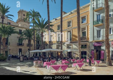 Terrassen mit Stühlen und Tischen mit ihren roten Tischdecken der Bars auf der Plaza de la Santísima FAZ hinter dem Rathaus der Stadt Alicante Stockfoto