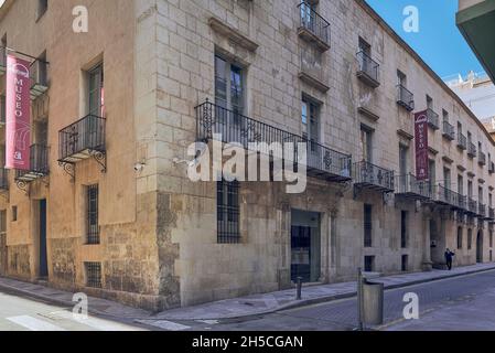 Außenfassade des Museums der Schönen Künste Gravina MUBAG im Palast des Grafen von Lumiares, historisches künstlerisches Denkmal von Alicante Stockfoto