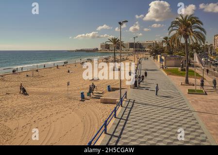 Der Strand Postiguet, oder einfach El Postiguet, befindet sich in der spanischen Stadt Alicante, im Viertel Ensanche, Valencia, Spanien, Europa Stockfoto