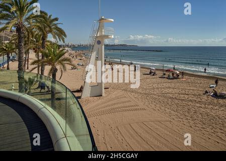 Der Strand Postiguet, oder einfach El Postiguet, befindet sich in der spanischen Stadt Alicante, im Viertel Ensanche, Valencia, Spanien, Europa Stockfoto