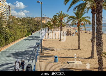 Der Strand Postiguet, oder einfach El Postiguet, befindet sich in der spanischen Stadt Alicante, im Viertel Ensanche, Valencia, Spanien, Europa Stockfoto