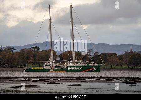 Rainbow Warrior III steuert den Clyde auf den Klimagipfel COP26 zu, gegen die Hafenbehörden erste Warnung, dies nicht zu tun. Stockfoto