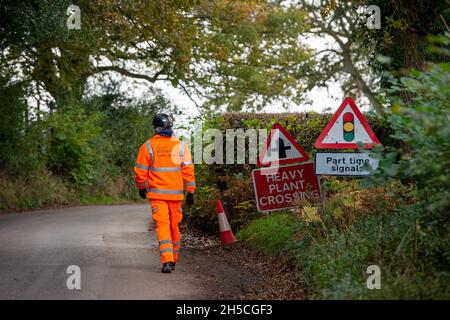 Great Missenden, Großbritannien. November 2021. Die HS2-Bauarbeiten an der High Speed Rail in Great Missenden an der Leather Lane werden fortgesetzt. Für die HS2 Leather Lane Overbridge wird eine Haul Road gebaut. Nach der Lobbyarbeit der Einheimischen von der „Save the Leather Lane Tree“-Kampagne haben die HS2-Vertragspartner EKFB ihre Pläne für „Leather Lane“ geändert, was bedeutet, dass etwa 50 % weniger Bäume von HS2 gefällt werden, aber die Abwertung der lokalen Landschaft durch HS2 ist immens. Quelle: Maureen McLean/Alamy Live News Stockfoto