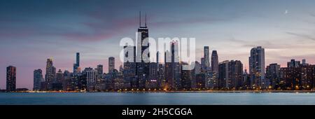 Blick auf die Innenstadt von Chicago über den Lake Michigan. Stockfoto