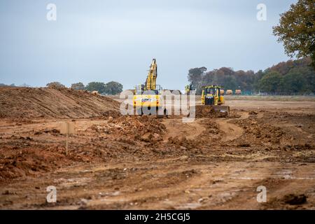 Great Missenden, Großbritannien. November 2021. Die HS2-Bauarbeiten an der High Speed Rail in Great Missenden an der Leather Lane werden fortgesetzt. Für die HS2 Leather Lane Overbridge wird eine Haul Road gebaut. Nach der Lobbyarbeit der Einheimischen von der „Save the Leather Lane Tree“-Kampagne haben die HS2-Vertragspartner EKFB ihre Pläne für „Leather Lane“ geändert, was bedeutet, dass etwa 50 % weniger Bäume von HS2 gefällt werden, aber die Abwertung der lokalen Landschaft durch HS2 ist immens. Quelle: Maureen McLean/Alamy Live News Stockfoto