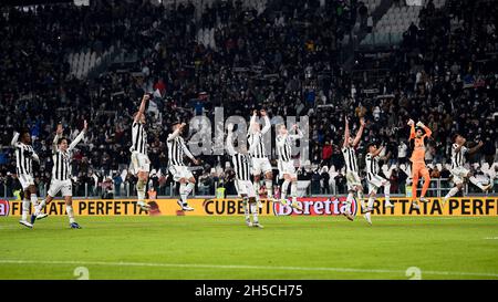 Turin, Italien. 06. November 2021. Die Spieler des FC Juventus konnten den Sieg beim Ende des Fußballspiels der Serie A zwischen dem FC Juventus und ACF Fiorentina noch nicht feiern. Kredit: Nicolò Campo/Alamy Live Nachrichten Stockfoto