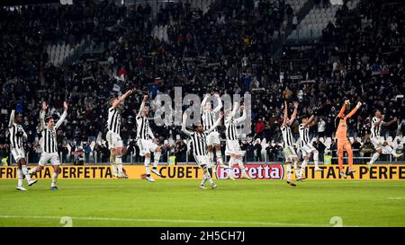 Turin, Italien. 06. November 2021. Die Spieler des FC Juventus konnten den Sieg beim Ende des Fußballspiels der Serie A zwischen dem FC Juventus und ACF Fiorentina noch nicht feiern. Kredit: Nicolò Campo/Alamy Live Nachrichten Stockfoto