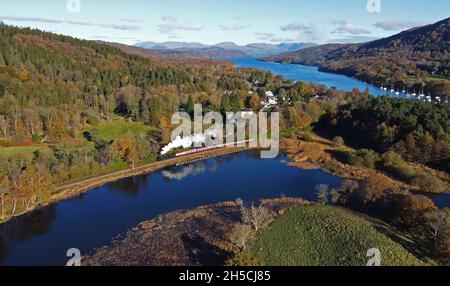 42073 Minuten von der Lakeside Station entfernt, fiel die Lakeside & Haverthwaite Railway 4.11.21 zu Fuß Stockfoto