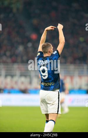 Mailand, 07. November 2021 Edin Dzeko von Inter während der italienischen Serie Ein Fußballspiel zwischen AC Mailand und FC Internazionale am 7. November 2021 in S Stockfoto