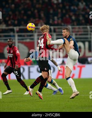 Mailand, 07. November 2021 Edin Dzeko von Inter während der italienischen Serie Ein Fußballspiel zwischen AC Mailand und FC Internazionale am 7. November 2021 in S Stockfoto