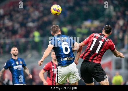 Mailand, 07. November 2021 Stefan De Vrij (FC Internazionale) und Zlatan Ibrahimovic (AC Mailand) während des italienischen Fußballspiels Serie A zwischen AC Mil Stockfoto