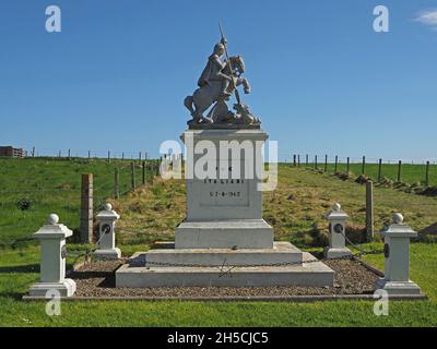 Zementdenkmal vor der italienischen Kapelle Orkney, Schottland, Großbritannien, erbaut von italienischen Kriegsgefangenen während des 2. Weltkrieges, während sie an den Churchill-Barrieren arbeiteten Stockfoto