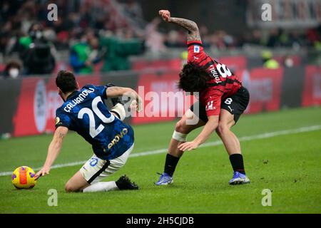 Mailand, 07. November 2021 Sandro Tonali (AC Mailand) und Hakan Calhanoglu (FC Internazionale) während des italienischen Fußballspiels der Serie A zwischen dem AC Mailand Stockfoto