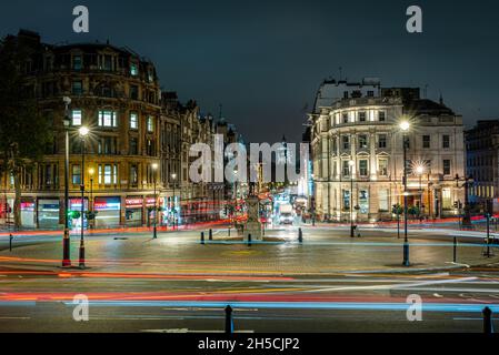 Blick hinunter Whitehall in Richtung Houses of Parliament in der Nacht, London, Großbritannien Stockfoto