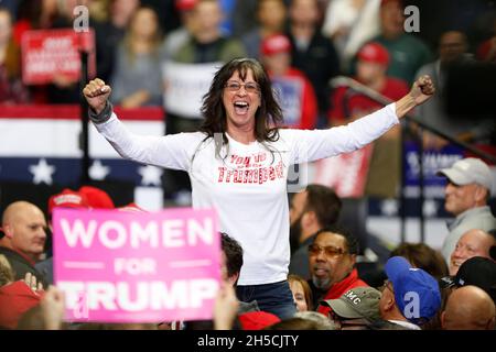 11052018 - Fort Wayne, Indiana, USA: Eine Frau trägt ein Hemd mit der Aufschrift: „Sie wurden ertrumpft“, bevor der US-Präsident Donald J. Trump eintrifft, um während eines „Make America Great Again“-Wahlkampfs für Kongresskandidaten aus Indiana zu kandidieren, darunter Mike Braun, der für den Senat kandidieren wird! Kundgebung am Allen County war Memorial Coliseum in Fort Wayne, Indiana. Stockfoto