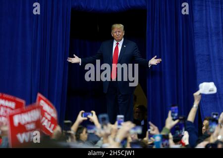 11052018 - Fort Wayne, Indiana, USA: US-Präsident Donald J. Trump kämpft für die Kandidaten des US-Kongresses in Indiana, darunter Mike Braun, der für den Senat kandidieren wird, während eines Make America Great Again! Kundgebung am Allen County war Memorial Coliseum in Fort Wayne, Indiana. Stockfoto