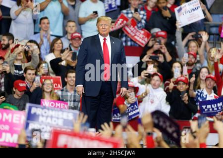 11052018 - Fort Wayne, Indiana, USA: US-Präsident Donald J. Trump kämpft für die Kandidaten des US-Kongresses in Indiana, darunter Mike Braun, der für den Senat kandidieren wird, während eines Make America Great Again! Kundgebung am Allen County war Memorial Coliseum in Fort Wayne, Indiana. Stockfoto
