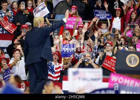 11052018 - Fort Wayne, Indiana, USA: US-Präsident Donald J. Trump kämpft für die Kandidaten des US-Kongresses in Indiana, darunter Mike Braun, der für den Senat kandidieren wird, während eines Make America Great Again! Kundgebung am Allen County war Memorial Coliseum in Fort Wayne, Indiana. Stockfoto