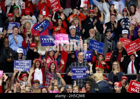 11052018 - Fort Wayne, Indiana, USA: US-Präsident Donald J. Trump kämpft für die Kandidaten des US-Kongresses in Indiana, darunter Mike Braun, der für den Senat kandidieren wird, während eines Make America Great Again! Kundgebung am Allen County war Memorial Coliseum in Fort Wayne, Indiana. Stockfoto