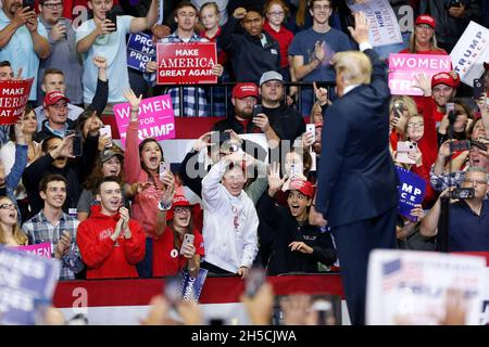 11052018 - Fort Wayne, Indiana, USA: US-Präsident Donald J. Trump kämpft für die Kandidaten des US-Kongresses in Indiana, darunter Mike Braun, der für den Senat kandidieren wird, während eines Make America Great Again! Kundgebung am Allen County war Memorial Coliseum in Fort Wayne, Indiana. Stockfoto