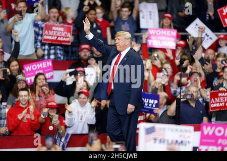 11052018 - Fort Wayne, Indiana, USA: US-Präsident Donald J. Trump kämpft für die Kandidaten des US-Kongresses in Indiana, darunter Mike Braun, der für den Senat kandidieren wird, während eines Make America Great Again! Kundgebung am Allen County war Memorial Coliseum in Fort Wayne, Indiana. Stockfoto