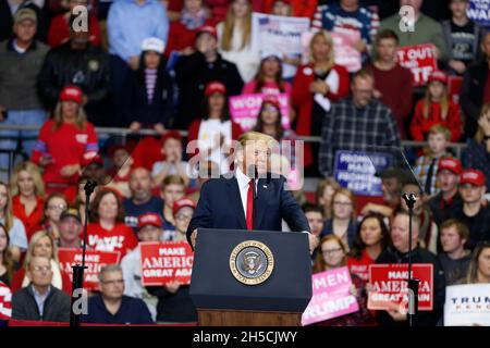 11052018 - Fort Wayne, Indiana, USA: US-Präsident Donald J. Trump kämpft für die Kandidaten des US-Kongresses in Indiana, darunter Mike Braun, der für den Senat kandidieren wird, während eines Make America Great Again! Kundgebung am Allen County war Memorial Coliseum in Fort Wayne, Indiana. Stockfoto
