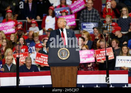11052018 - Fort Wayne, Indiana, USA: US-Präsident Donald J. Trump reagiert auf die Unterbrechung seiner Rede durch einen Protestierenden, während er sich für die Kandidaten des US-Kongresses in Indiana einsetzt, darunter Mike Braun, der für den Senat kandidet, während eines Make America Great Again! Kundgebung am Allen County war Memorial Coliseum in Fort Wayne, Indiana. Stockfoto