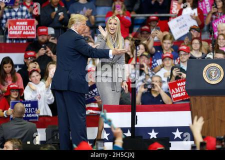 11052018 - Fort Wayne, Indiana, USA: Die Tochter von US-Präsident Donald J. Trump, Ivanka Trump, tritt in Erscheinung und spricht, während ihr Vater für die Kandidaten des US-Kongresses in Indiana kämpft, darunter Mike Braun, der für den Senat kandidieren wird, während eines Make America Great Again! Kundgebung am Allen County war Memorial Coliseum in Fort Wayne, Indiana. Stockfoto