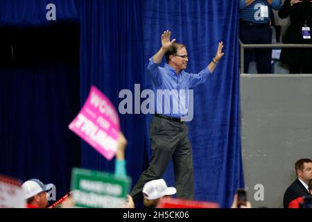 11052018 - Fort Wayne, Indiana, USA: Mike Braun, der für den Senat kandidet, erscheint auf der Bühne mit dem US-Präsidenten Donald J. Trump, der sich während eines Make America Great Again für die Kongresskandidaten von Indiana einsetzt! Kundgebung am Allen County war Memorial Coliseum in Fort Wayne, Indiana. Stockfoto