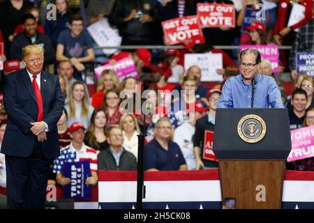 11052018 - Fort Wayne, Indiana, USA: Mike Braun, der für den Senat kandidet, erscheint auf der Bühne mit dem US-Präsidenten Donald J. Trump, der sich während eines Make America Great Again für die Kongresskandidaten von Indiana einsetzt! Kundgebung am Allen County war Memorial Coliseum in Fort Wayne, Indiana. Stockfoto