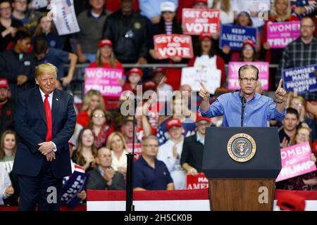 11052018 - Fort Wayne, Indiana, USA: Mike Braun, der für den Senat kandidet, erscheint auf der Bühne mit dem US-Präsidenten Donald J. Trump, der sich während eines Make America Great Again für die Kongresskandidaten von Indiana einsetzt! Kundgebung am Allen County war Memorial Coliseum in Fort Wayne, Indiana. Stockfoto