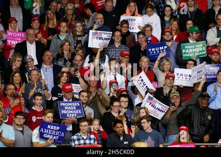 11052018 - Fort Wayne, Indiana, USA: Mike Braun, der für den Senat kandidet, erscheint auf der Bühne mit dem US-Präsidenten Donald J. Trump, der sich während eines Make America Great Again für die Kongresskandidaten von Indiana einsetzt! Kundgebung am Allen County war Memorial Coliseum in Fort Wayne, Indiana. Stockfoto