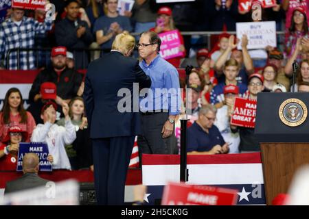 11052018 - Fort Wayne, Indiana, USA: Mike Braun, der für den Senat kandidet, erscheint auf der Bühne mit dem US-Präsidenten Donald J. Trump, der sich während eines Make America Great Again für die Kongresskandidaten von Indiana einsetzt! Kundgebung am Allen County war Memorial Coliseum in Fort Wayne, Indiana. Stockfoto
