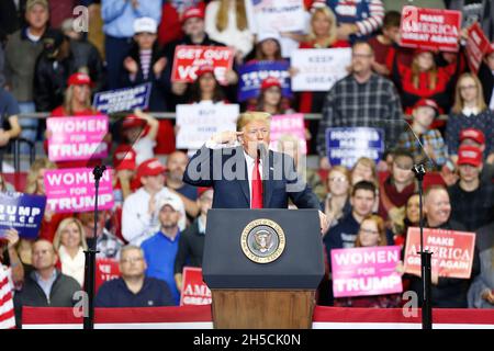 11052018 - Fort Wayne, Indiana, USA: US-Präsident Donald J. Trump kämpft für die Kandidaten des US-Kongresses in Indiana, darunter Mike Braun, der für den Senat kandidieren wird, während eines Make America Great Again! Kundgebung am Allen County war Memorial Coliseum in Fort Wayne, Indiana. Stockfoto