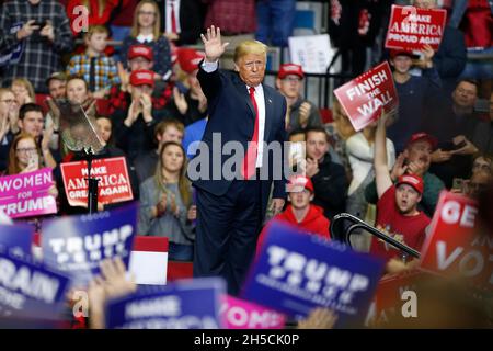 11052018 - Fort Wayne, Indiana, USA: US-Präsident Donald J. Trump kämpft für die Kandidaten des US-Kongresses in Indiana, darunter Mike Braun, der für den Senat kandidieren wird, während eines Make America Great Again! Kundgebung am Allen County war Memorial Coliseum in Fort Wayne, Indiana. Stockfoto