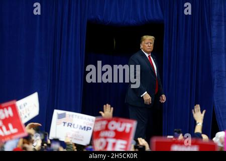 11052018 - Fort Wayne, Indiana, USA: US-Präsident Donald J. Trump kämpft für die Kandidaten des US-Kongresses in Indiana, darunter Mike Braun, der für den Senat kandidieren wird, während eines Make America Great Again! Kundgebung am Allen County war Memorial Coliseum in Fort Wayne, Indiana. Stockfoto