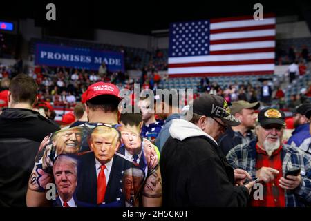 11052018 - Fort Wayne, Indiana, USA: Trump-Anhänger warten auf die Ankunft des US-Präsidenten Donald J. Trump, um sich für die Kongresskandidaten von Indiana zu bewerben, darunter Mike Braun, der für den Senat kandidieren wird, während eines Make America Great Again! Kundgebung am Allen County war Memorial Coliseum in Fort Wayne, Indiana. Stockfoto