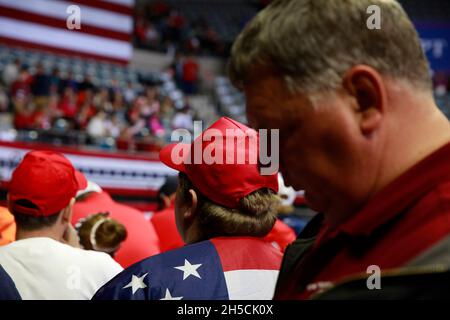 11052018 - Fort Wayne, Indiana, USA: Trump-Anhänger warten auf die Ankunft des US-Präsidenten Donald J. Trump, um sich für die Kongresskandidaten von Indiana zu bewerben, darunter Mike Braun, der für den Senat kandidieren wird, während eines Make America Great Again! Kundgebung am Allen County war Memorial Coliseum in Fort Wayne, Indiana. Stockfoto