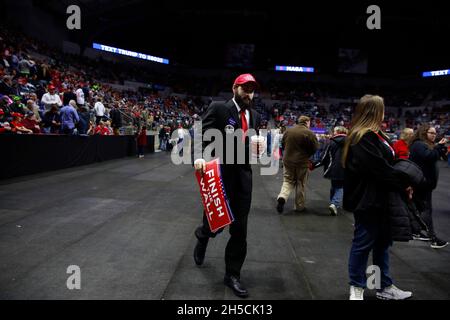 11052018 - Fort Wayne, Indiana, USA: Trump-Anhänger warten auf die Ankunft des US-Präsidenten Donald J. Trump, um sich für die Kongresskandidaten von Indiana zu bewerben, darunter Mike Braun, der für den Senat kandidieren wird, während eines Make America Great Again! Kundgebung am Allen County war Memorial Coliseum in Fort Wayne, Indiana. Stockfoto
