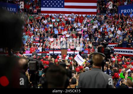 11052018 - Fort Wayne, Indiana, USA: US-Präsident Donald J. Trump kämpft für die Kandidaten des US-Kongresses in Indiana, darunter Mike Braun, der für den Senat kandidieren wird, während eines Make America Great Again! Kundgebung am Allen County war Memorial Coliseum in Fort Wayne, Indiana. Stockfoto