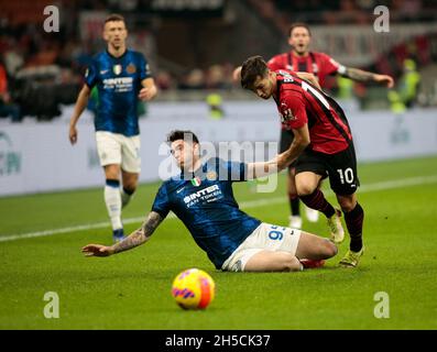 Mailand, 07. November 2021 Brahim Diaz (AC Mailand) und Alessandro Bastoni (FC Internazionale) während des italienischen Fußballspiels der Serie A zwischen dem AC Mailand Stockfoto