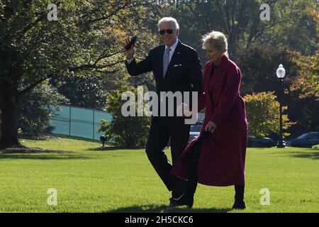 8. November 2021, Washington, District of Columbia, USA: US-Präsident Joe Biden winkt, nachdem er heute am 08. November 2021 im South Lawn/White House in Washington DC, USA, im Weißen Haus angekommen ist. (Bild: © Lenin Nolly/ZUMA Press Wire) Stockfoto