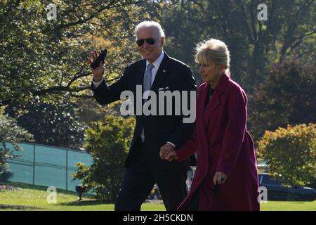 8. November 2021, Washington, District of Columbia, USA: US-Präsident Joe Biden winkt, nachdem er heute am 08. November 2021 im South Lawn/White House in Washington DC, USA, im Weißen Haus angekommen ist. (Bild: © Lenin Nolly/ZUMA Press Wire) Stockfoto